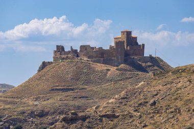 Quicena, Huesca, Aragon, İspanya 'da bulunan tarihi şato Castillo de Montearagon' un panoramik manzarası ıssız bir arazinin üzerinde yükseliyor.