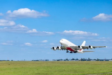 Çek Cumhuriyeti Prag Havaalanı 'ndan havalanan modern yolcu uçağı irtifa kazanıyor