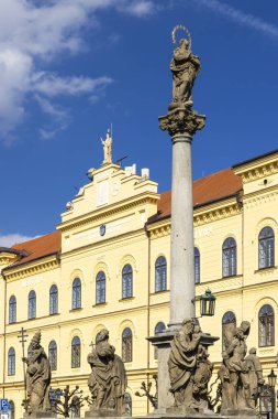 Alsovo namesti Meydanı, Pisek, Güney Bohem Bölgesi, Çek Cumhuriyeti 'nde bulunan ve arka planında sarı bir bina bulunan Barok Marian veba kolonu.