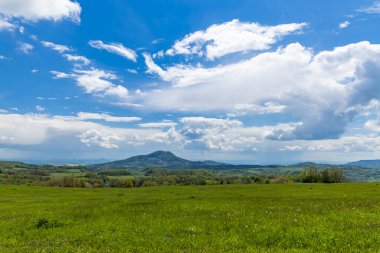 Çek Cumhuriyeti 'nin Ustecky Kraj kentindeki Loveckovice köyü yakınlarındaki Lovoc Hill ile güzel bir bahar manzarası.