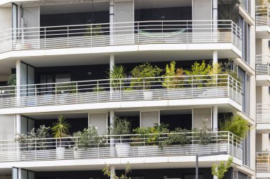 Montpellier, Fransa 'da sürdürülebilir kentsel yaşamı destekleyen modern bir konut binasını dekore eden fabrikalarla dolu balkonlar.