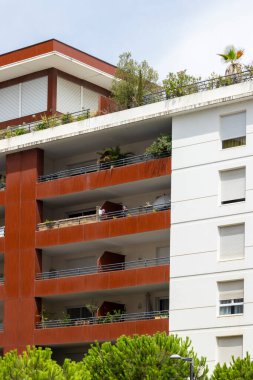 Çağdaş konut binaları, balkonlar, yeşillikler ve Fransa 'nın Montpellier kentindeki modern yaşamı yansıtan bir çatı bahçesi.