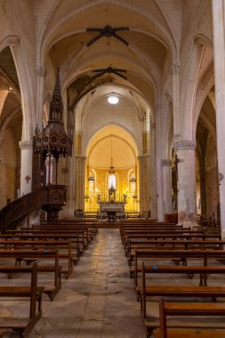 Sorde Abbey Kilisesi 'nde mihraba giden ahşap sıralar, solda önde gelen ahşap bir kürsü, Sorde l' Abbaye, Landes, Nouvelle Aquitaine, Fransa 'da yer alır.