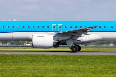 Hollanda 'daki Amsterdam Havalimanı Schiphol' da modern yolcu uçağı kalkışa hazırlanıyor.