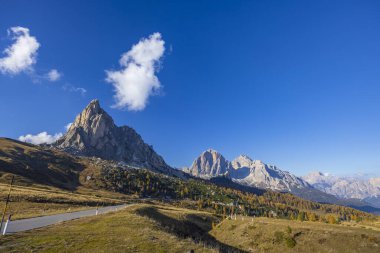 İtalya 'nın Dolomitler kentindeki rengarenk sonbahar manzarasında kıvrılan manzaralı dağ yolu.