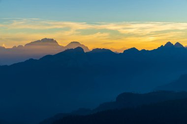 San Vito di Cadore, İtalya 'daki Dolomitler sıradağları üzerinde çarpıcı bir günbatımı. Nefes kesici bir manzara yaratıyor.