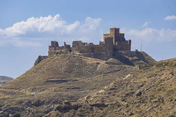 Quicena, Huesca, Aragon, İspanya 'da bulunan tarihi şato Castillo de Montearagon' un panoramik manzarası ıssız bir arazinin üzerinde yükseliyor.