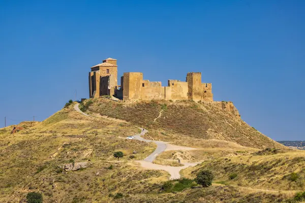 Quicena, Huesca, Aragon, İspanya 'da bulunan tarihi bir şato olan Castillo de Montearagon' un manzarası açık mavi bir gökyüzü altında hüküm sürüyor.