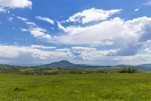 Çek Cumhuriyeti 'nin Ustecky Kraj kentindeki Loveckovice köyü yakınlarındaki Lovoc Hill ile güzel bir bahar manzarası.