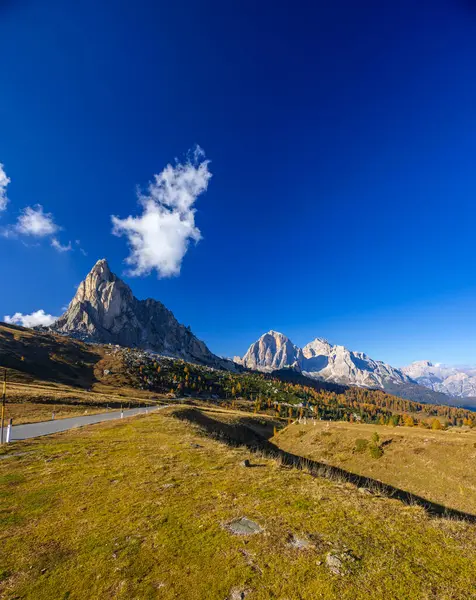 Sonbaharda görkemli Dolomites tepelerine çıkan dolambaçlı yolun manzarası, San Vito di Cadore, Belluno, Veneto, İtalya