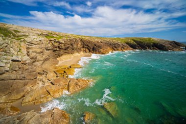 Morbihan, Brittany, Fransa 'da Quiberon' un kayalık sahillerine çarpan dalgalar çok güzel bir turkuaz manzara yaratıyor.