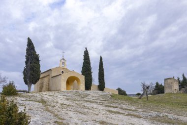 Fransa 'nın güneydoğusundaki Alpes de Haute Provence bölgesinde yer alan Entrevennes yakınlarındaki bir köyde küçük bir kilise bulunmaktadır.