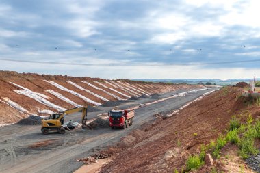Çek Cumhuriyeti 'nde yeni bir otoyolda çalışan inşaat makineleri, jeotextile kaplı setler ve çakıl yığınları ile