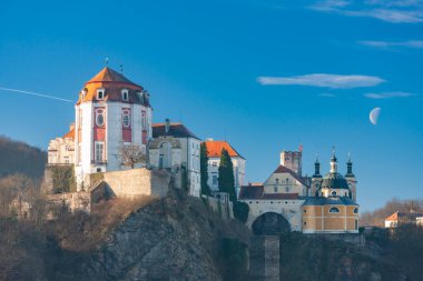 Barok Vranov nad Dyji şatosunun Thaya vadisi ve İsa 'nın kilisesinin manzarası.