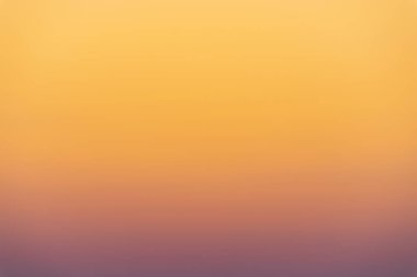 Yumuşak sarıdan serin mor tonlara geçiş