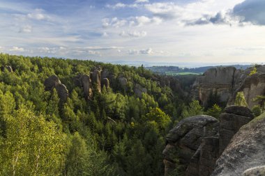 Çekoslovakya 'daki yemyeşil orman ve eşsiz kaya oluşumlarının manzarası.