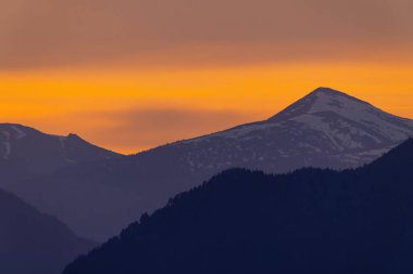 Gün batımında görkemli dağ sırası, Slovakya 'da nefes kesici bir manzara yaratıyor.