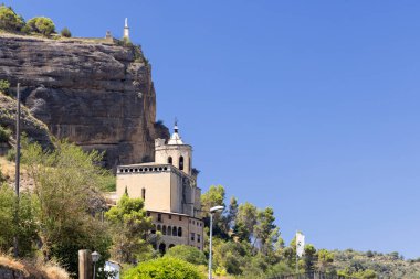 Basilica de la Pena ve bir uçurum kenti İspanya 'nın Huesca kentindeki Graus kasabasına bakıyor.