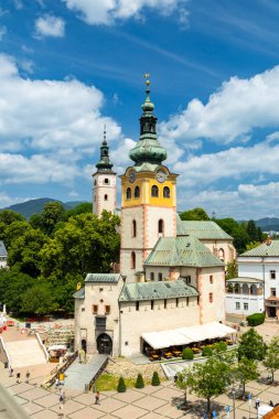 Bakire Meryem 'in Varsayımının Tarihi Kilisesi ve Slovakya' nın Banska Bystrica kentindeki çevresinin manzarası.