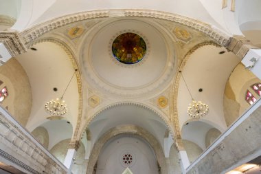 Süslü detaylar ve boyalı camlar Lucenec Sinagogu 'nun tavanını süslüyor ve mimari güzelliğini ve manevi önemini gözler önüne seriyor.