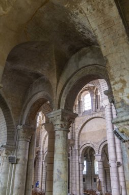 Fransa 'nın Vienne kentindeki Poitiers Katedrali' nin tavanını destekleyen etkileyici Roma kemerleri ve sütunları görkemli bir atmosfer yaratıyor.