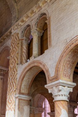 Eglise Sainte Radegonde 'nin içindeki mimari detaylar, Fransa' nın Poitiers kentindeki Romanca tarzın altını çizen kemerler, sütunlar ve dekoratif desenler sergileniyor.