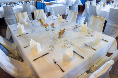 Boş restoran masaları beyaz masa örtüleri ve çatal bıçaklarla dolu, Avusturya 'nın Kitzeck im Sausal kentinde resmi bir etkinliğe hazırlar.