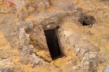 Carmona Mezarlığı, Sevilla, İspanya 'daki antik bir mezara giden adımlar geçmişe bir bakış sunuyor.