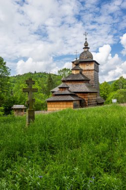 Sekowa 'da Aziz Michael Başmelek Kilisesi, Polonya Voyvoda, Polonya, bulutlu bir gökyüzünün altında yeşil çimlerle çevrili.