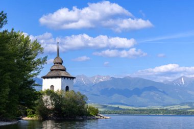 Huzurlu bir gölün yanında güzel bir kule.
