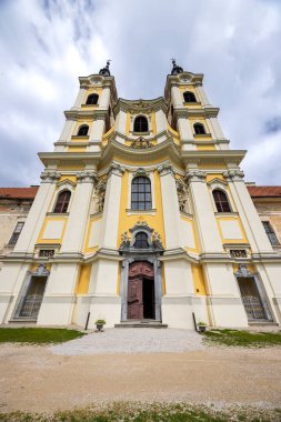 Jasov Manastırı 'nın görkemli Barok cephesi Bulutlu bir gökyüzünün altında