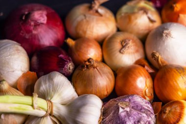 Çeşitli soğanlar ve sarımsaklar birlikte sergilenecek taze ürünler.