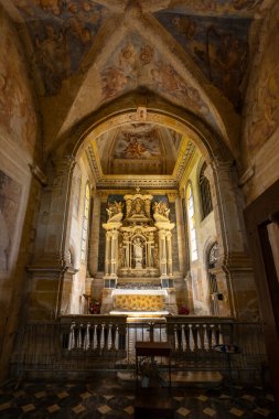 Tarihi Fransız manastırında karmaşık sunak ve tavan sanat eserleri