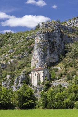 Occitanie, Fransa 'da kayalık uçurumlara inşa edilmiş bir kilisenin manzarası