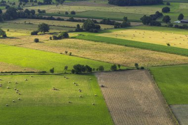 Saman balyaları ve yeşil bantlarla geniş alanlar