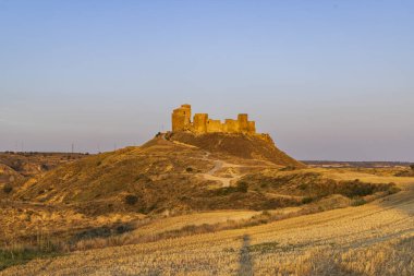 Eski Montearagon Kalesi Aragon manzarasına Bakar