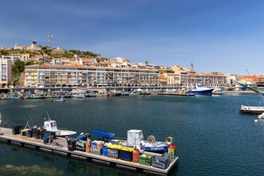 Fransa, Sete 'deki resim gibi liman sahnesi, tekneler ve deniz manzaralı mimari