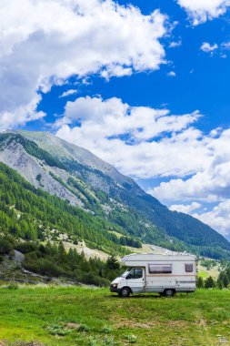 Piedmont, İtalya 'nın pitoresk dağlarına park edilmiş bir karavan.