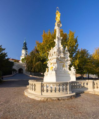 Slovakya, Nitra 'da mavi gökyüzünün altındaki tarihi anıt