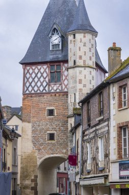 Saint Fargeau, Fransa 'da tanınmış bir saat kulesi olan ortaçağ mimarisi.