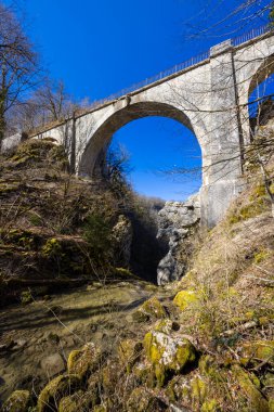 Fransa 'nın Crouzet Migette kentindeki derin bir vadiden geçen tarihi taş köprü.