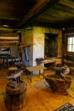 Geleneksel alet ve gereçleri sergileyen tarihi demirci dükkanı