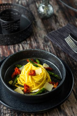 Peynirli ve rengarenk süslü sade makarna tabağı.