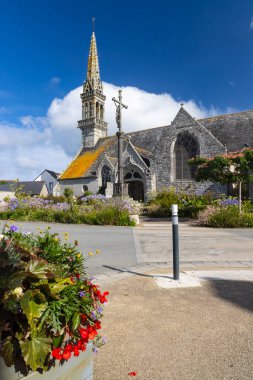 Fransa 'nın Poullan sur Mer şehrinde çiçeklerle süslenmiş tarihi bir kilisenin manzarası.