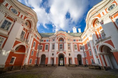 Broumov 'un tarihi manastır avlusunda Barok mimarisi sergilendi
