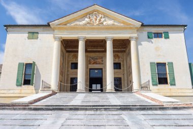 Büyük bir merdiven, iyonik sütunlar ve İtalya 'nın Veneto kentinde bulunan karmaşık fresklerin yer aldığı UNESCO Dünya Mirası sitesi Villa Emo' nun görkemli cephesi