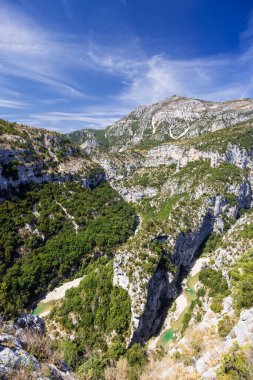 Fransa 'daki Gorges du Verdon' un nefes kesici hava manzarası, göz kamaştırıcı kanyon manzarası ve turkuaz nehri canlı mavi bir gökyüzü altında sergiliyor.