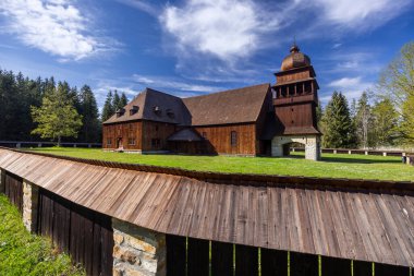Slovakya 'nın Liptov bölgesinde ahşap eklem kilisesi, ayrı bir çan kulesi var, ahşap bir çitle çevrili.