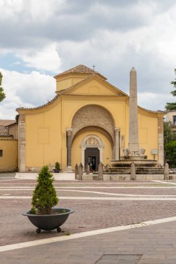Santa Sofia Piazza Santa Sofia, Benevento, Campania, İtalya 'da bulunan Mısır dikili taşı ve çeşmesiyle Santa Sofia Kilisesi