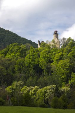 Kostomlaty kapsülü Milesovkou Kalesi Çekoslovakya 'daki canlı yeşil bir ormanın ortasında uzanıyor ve doğanın ve tarihin güzelliğini gözler önüne seriyor.
